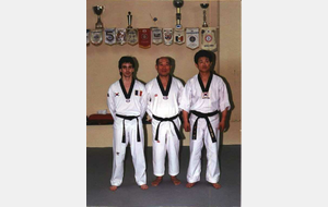 Michel Carron aux côtés de deux Grands Maîtres PARK Hae Man 10è dan et LEE Kwan Young 9è dan de l'école Chung Do Kwan.